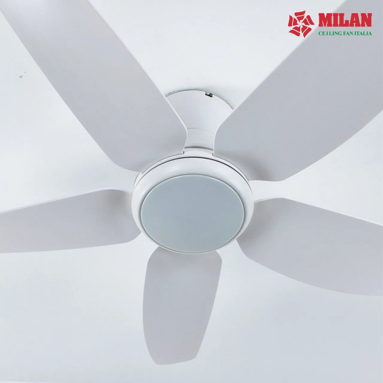 Quạt trần cánh nhựa ABS FY588 thiết kế gọn gàng tinh tế.